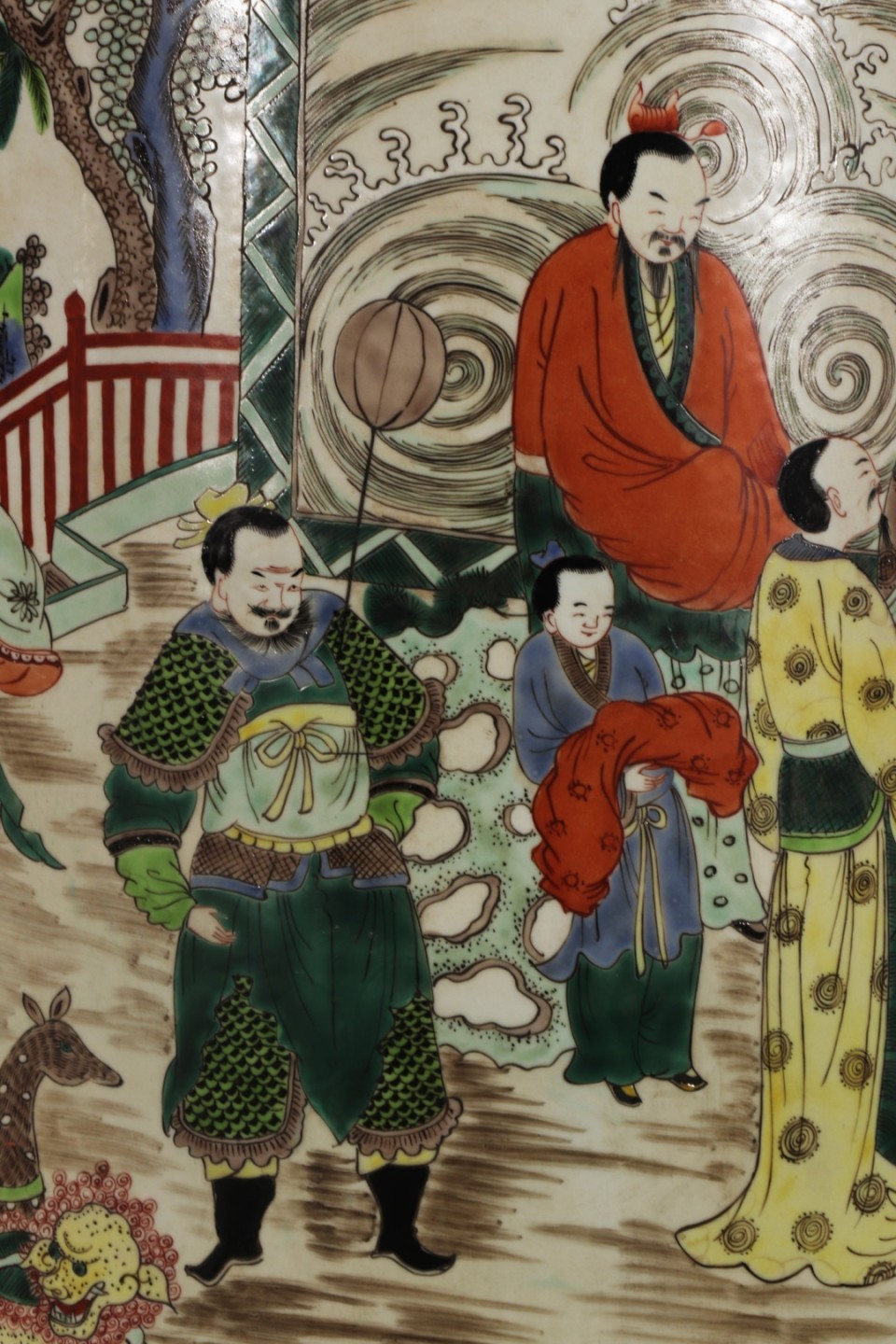 美品·款识“大清康熙年制”精工细作满工青花五彩人物故事纹棒槌瓶一对。