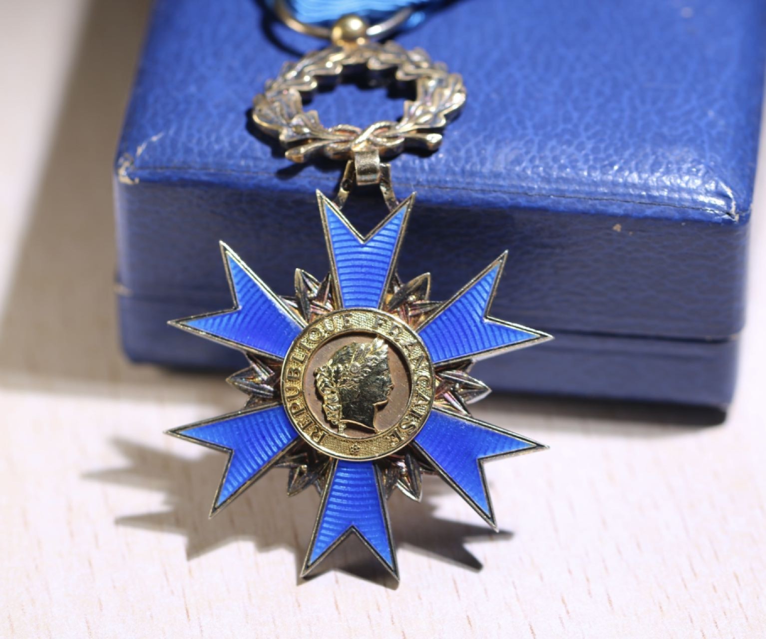 大猫徽章拍卖第197期 法国国家功勋勋章 军官级 银质全品 证书原盒 60年代