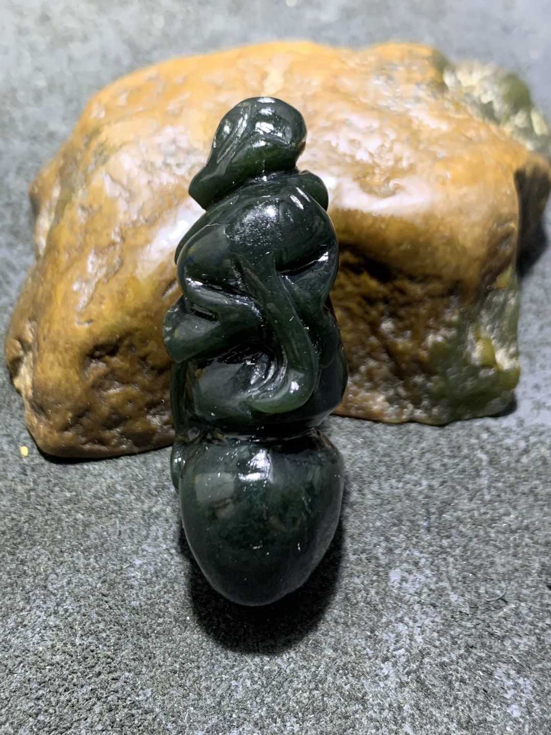 天然新疆和田青玉雕颗葫芦猴一个，寓意（福禄侯）