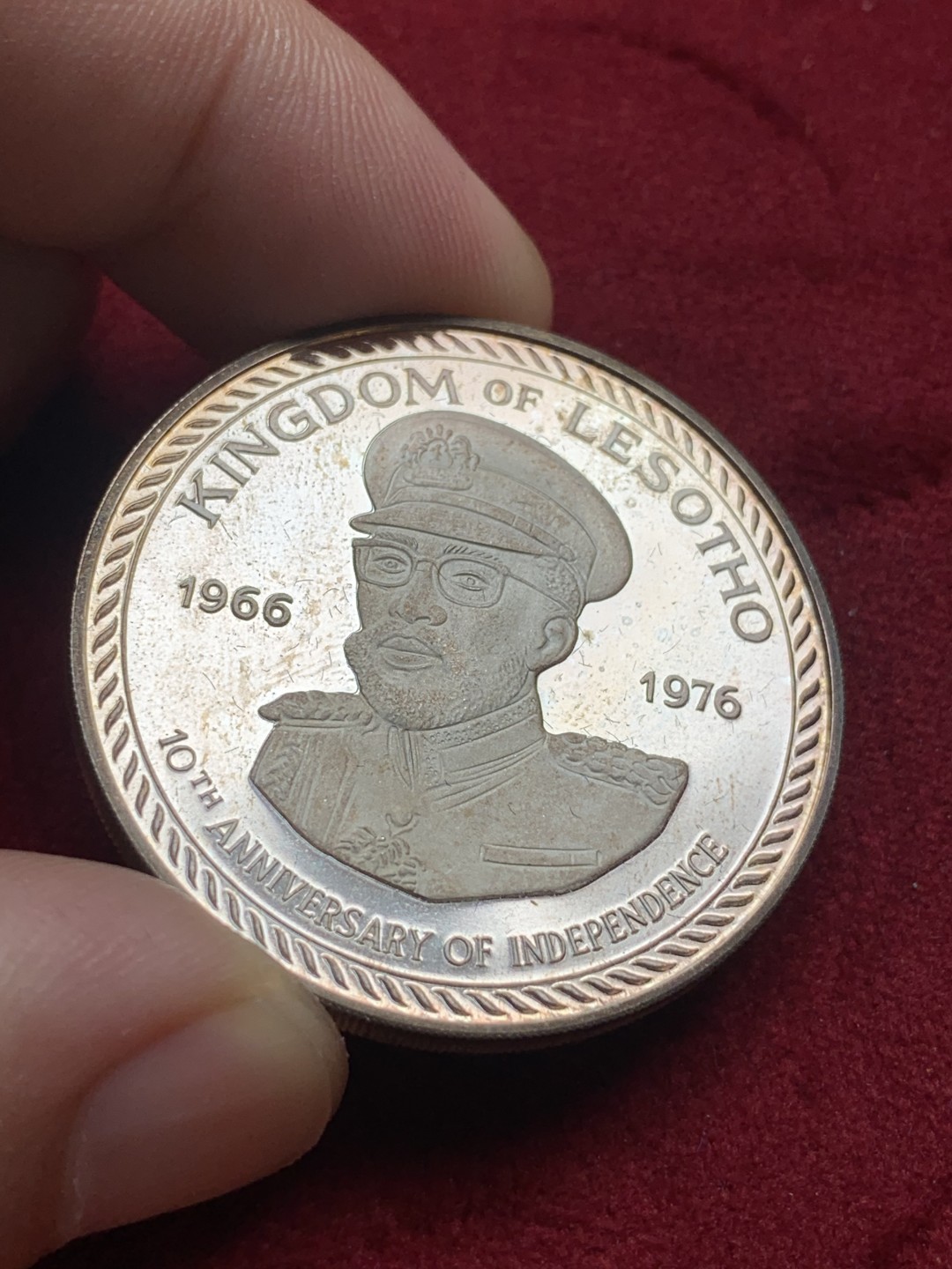 《竞宝斋》第76场-本周日，周一2场连拍（全场不限金额包邮） PROOF原包装证书莱索托1976年10马洛蒂纪念银币十周年独立纪念  发行量2100枚  25.08g   0.925