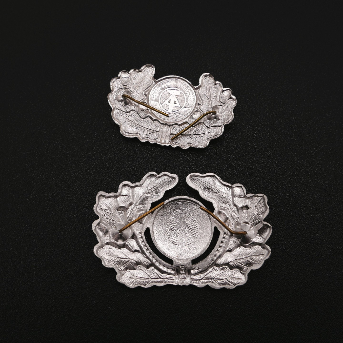 勋章奖章交易所7月23日拍卖 东德帽徽一组