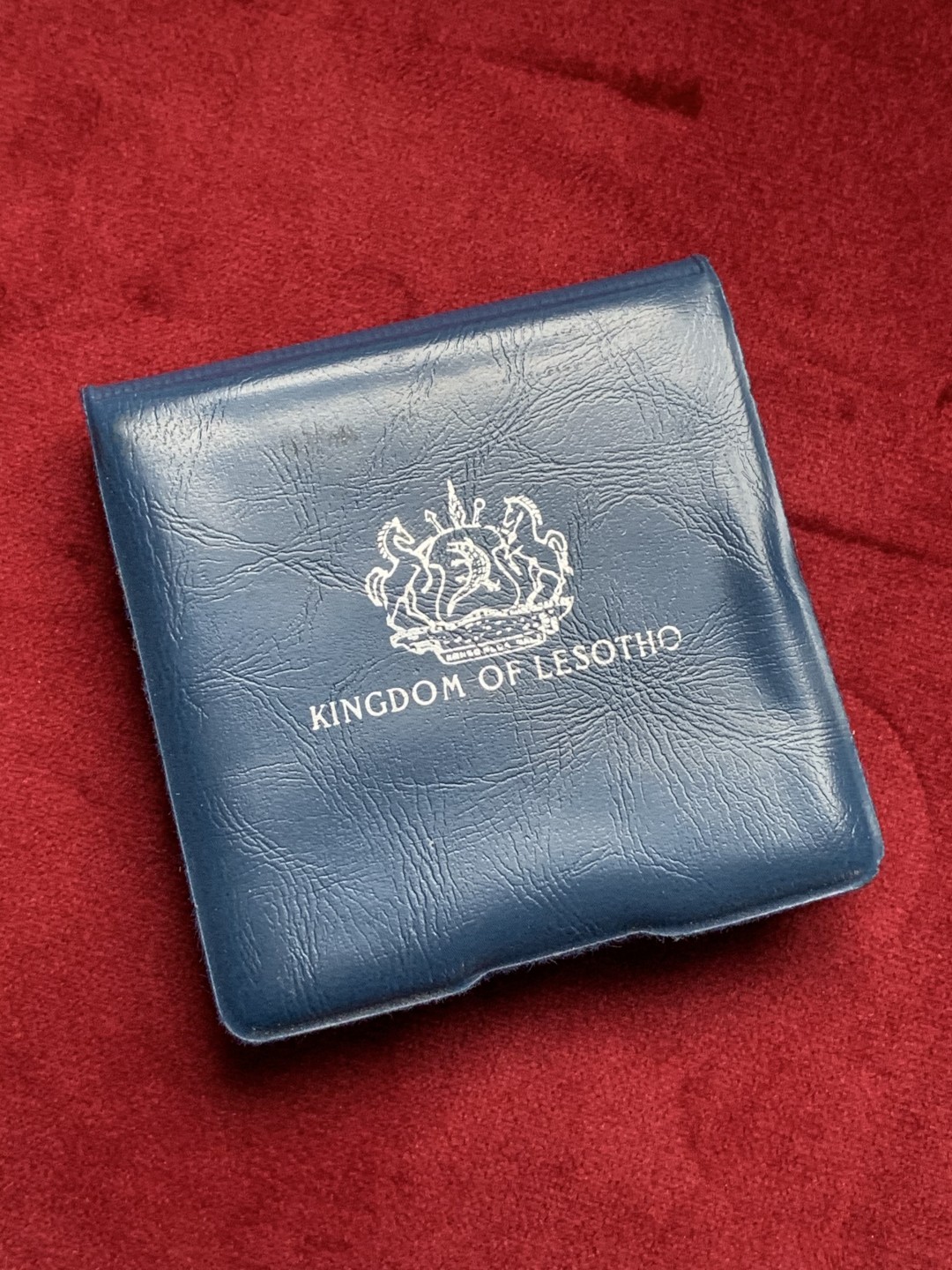 《竞宝斋》第76场-本周日，周一2场连拍（全场不限金额包邮） PROOF原包装证书莱索托1976年10马洛蒂纪念银币十周年独立纪念  发行量2100枚  25.08g   0.925