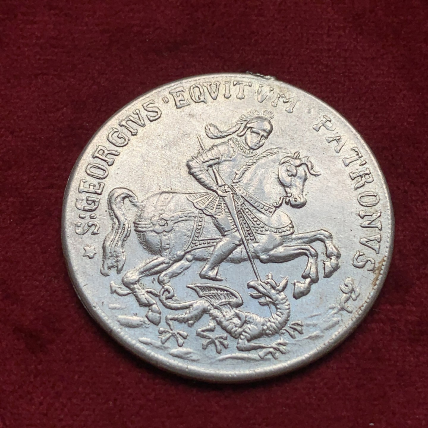 《竞宝斋》第76场-本周日，周一2场连拍（全场不限金额包邮） 屠龙 章 直径38.2mm 顶上有焊点 工艺不错  材质不明 细节见图