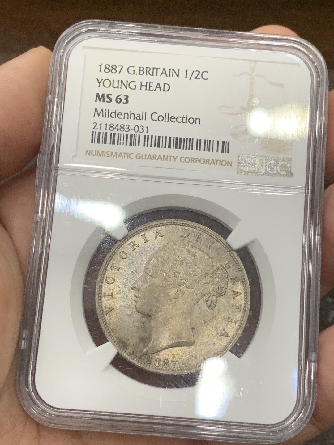 《竞宝斋》第76场-本周日，周一2场连拍（全场不限金额包邮） NGC-MS63 英国 1887年 小维半克朗 与常见的老维头像不同，该枚作为小维头像关门年，其珍惜性不是普通年份可比的。该枚钱币细节完好，包浆自然，是收藏与把玩的不错选择。