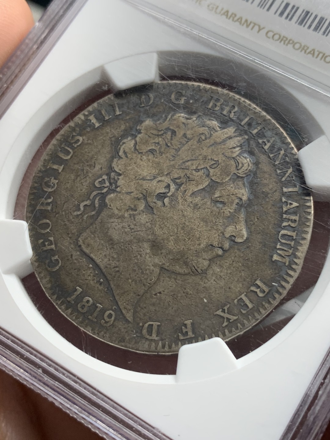 《竞宝斋》第76场-本周日，周一2场连拍（全场不限金额包邮） NGC 评级 英国 1819年 乔治三世 克朗 马剑银币 包浆太老了 双面非常的均匀
