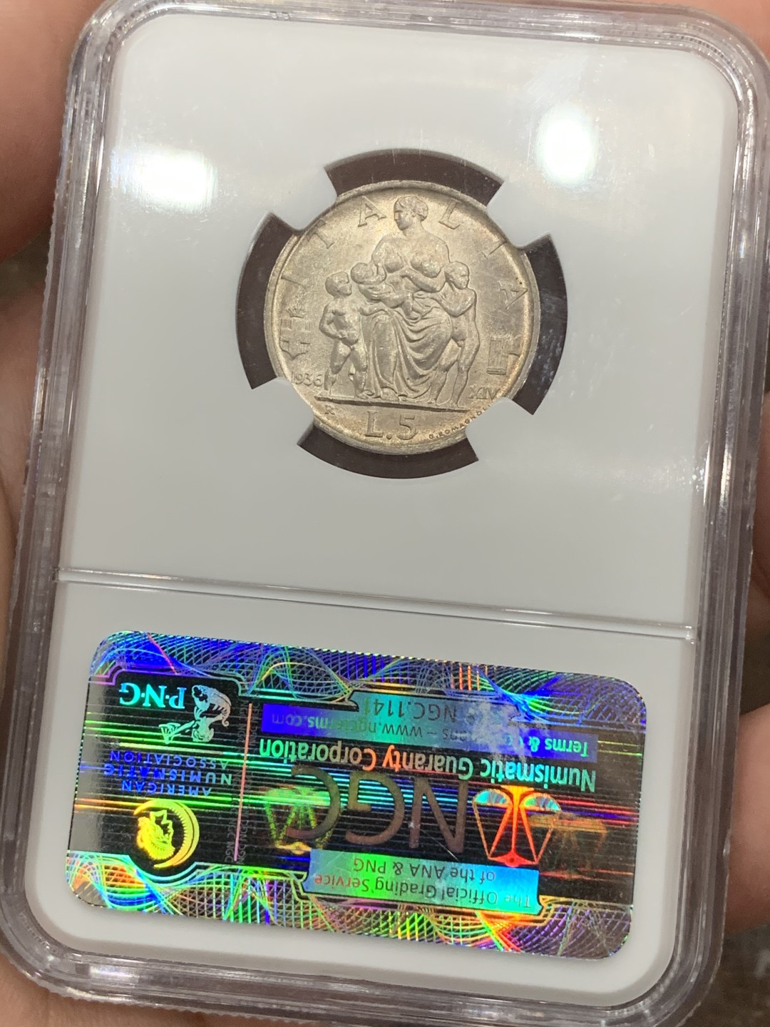 《竞宝斋》第76场-本周日，周一2场连拍（全场不限金额包邮） NGC MS64意大利王国1936年5里拉，强转光，极好的状态。