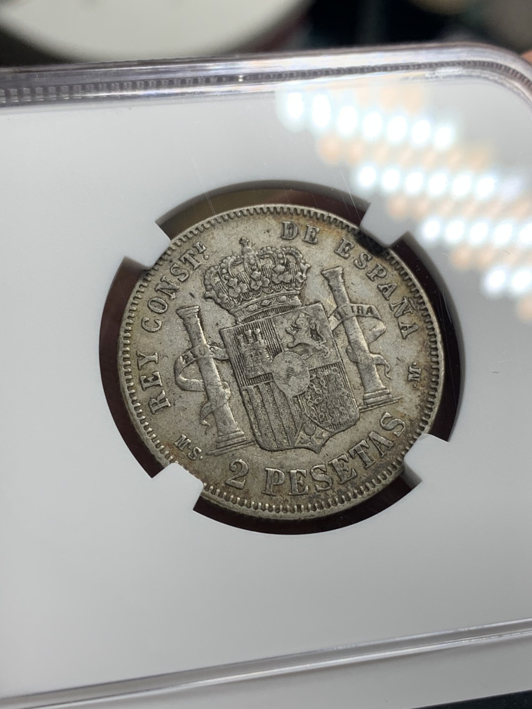 《竞宝斋》第76场-本周日，周一2场连拍（全场不限金额包邮） NGC-XF45 西班牙1882年 阿方索十二世 2比塞塔小双柱银币 老包浆细节也不错 出分不易