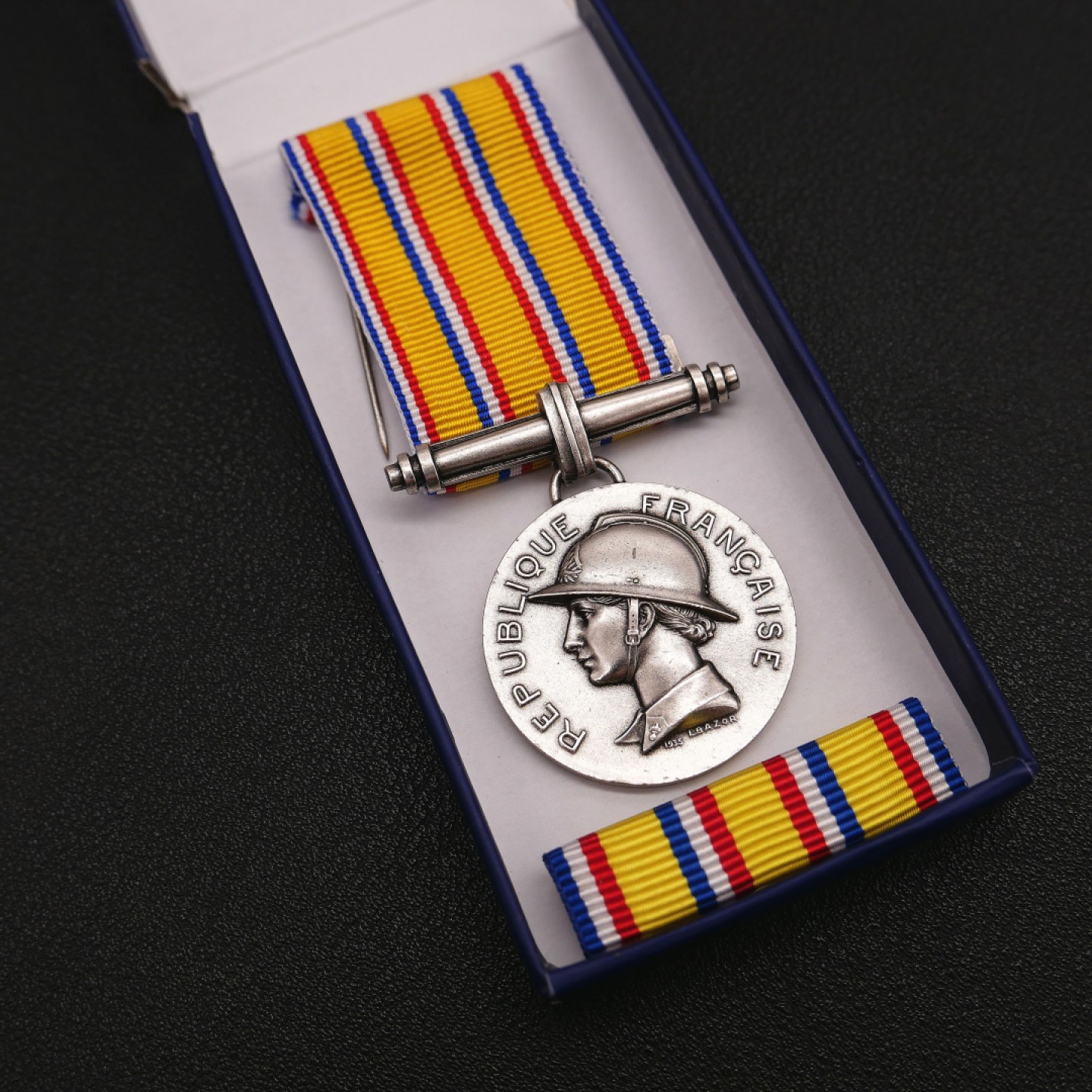 勋章奖章交易所7月23日拍卖 银质全套法国银级消防奖章