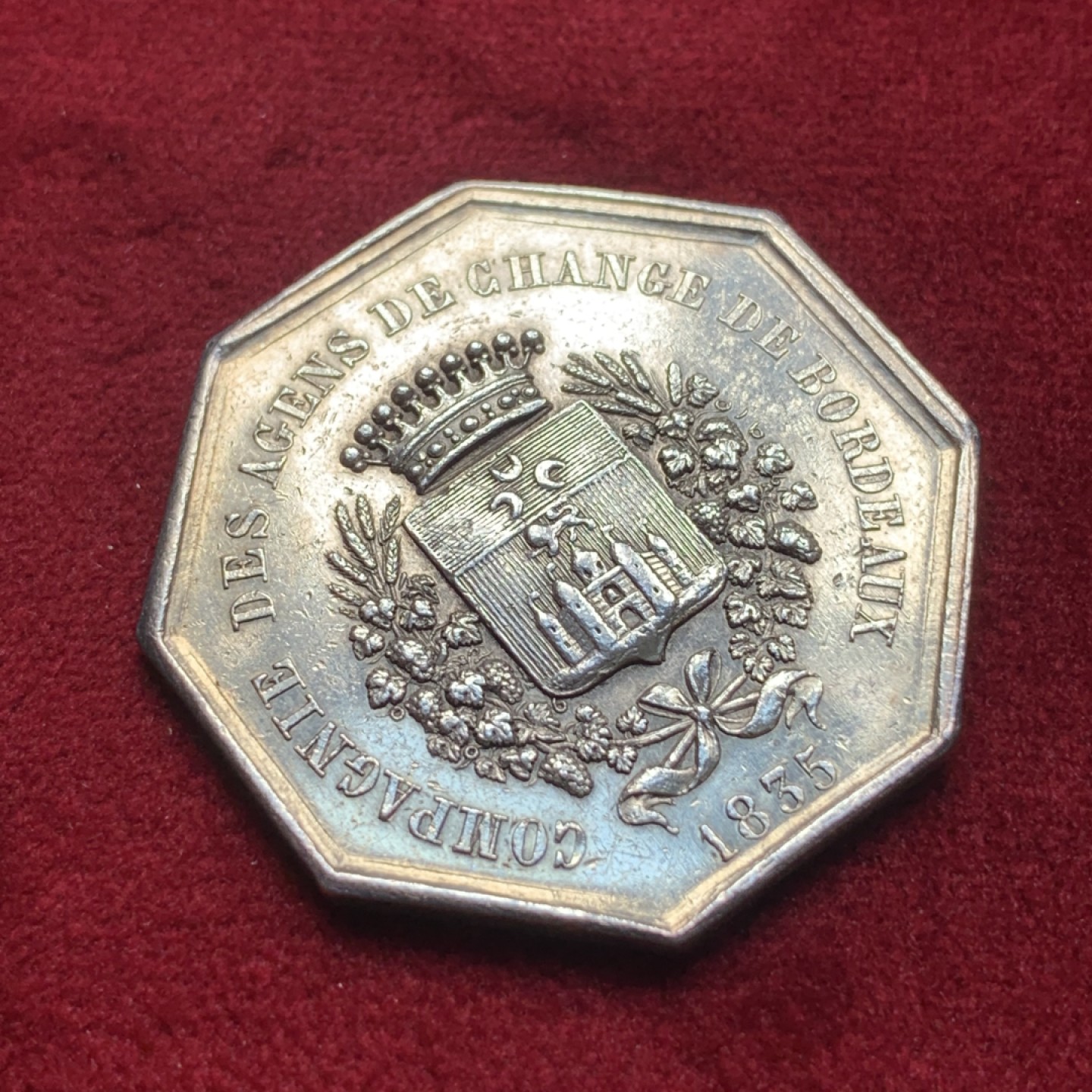 《竞宝斋》第76场-本周日，周一2场连拍（全场不限金额包邮） 法国1835年波尔多股票公司八角银章，18克35mm手指AR边铭