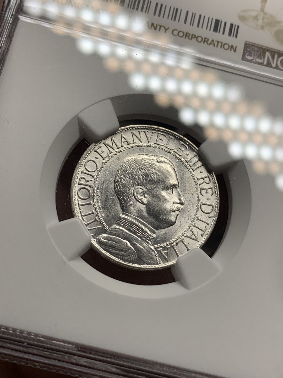 《竞宝斋》第76场-本周日，周一2场连拍（全场不限金额包邮） NGC-MS62 少⻅意大利1913年圈版⻢⻋里拉，圈版好品稀少，62已是非常不容易，持续上涨品种