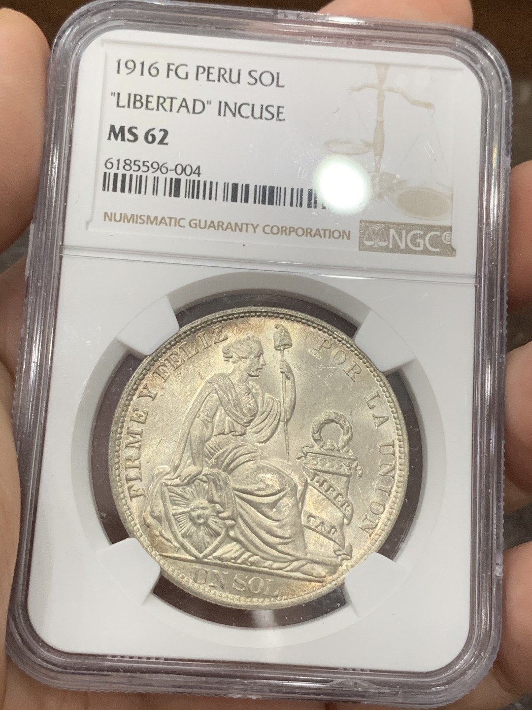 《竞宝斋》第76场-本周日，周一2场连拍（全场不限金额包邮） NGC-MS62 1916年 秘鲁1索尔 坐人大银币 银光强烈，环彩包浆，绝对低评的状态。南美洲银币涨势明显，上车就是现在！