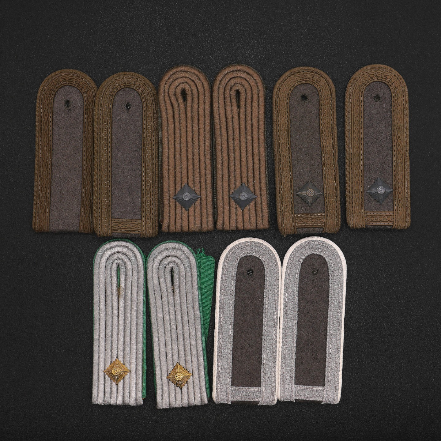 勋章奖章交易所7月23日拍卖 东德肩章一组