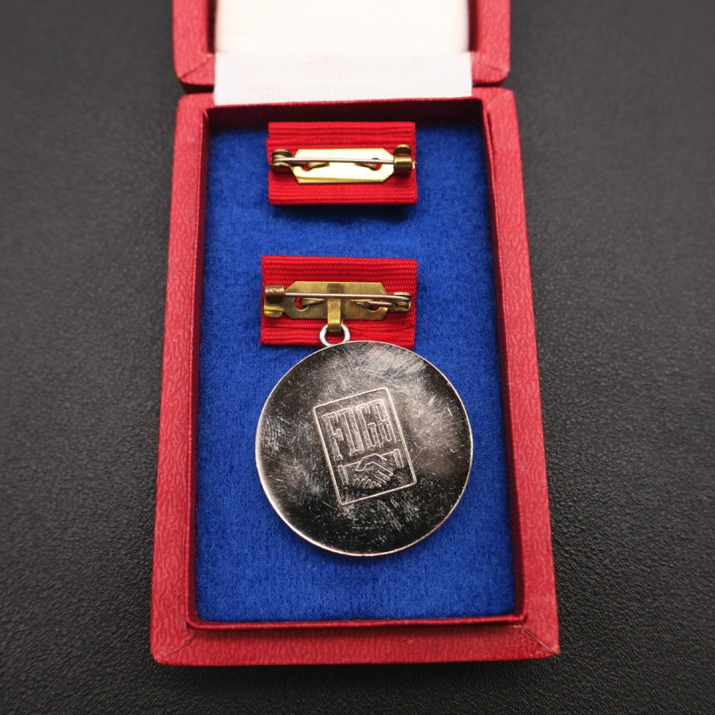 勋章奖章交易所7月23日拍卖 东德银级赫克特奖章