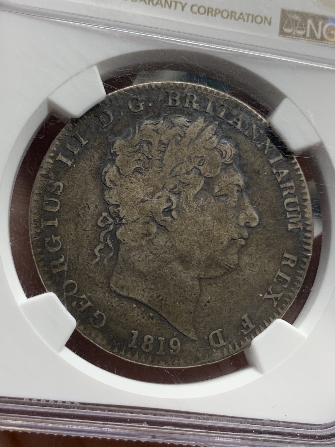 《竞宝斋》第76场-本周日，周一2场连拍（全场不限金额包邮） NGC 评级 英国 1819年 乔治三世 克朗 马剑银币 包浆太老了 双面非常的均匀