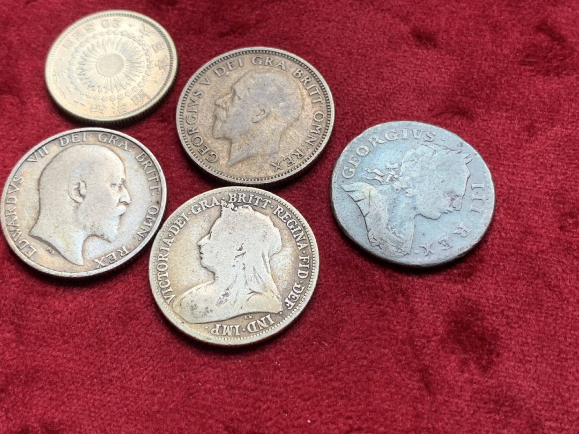 《竞宝斋》第76场-本周日，周一2场连拍（全场不限金额包邮） 好品相英国先令三枚和一枚状态不错的1773法新，还有一枚UNC旭日二十钱，五枚一起