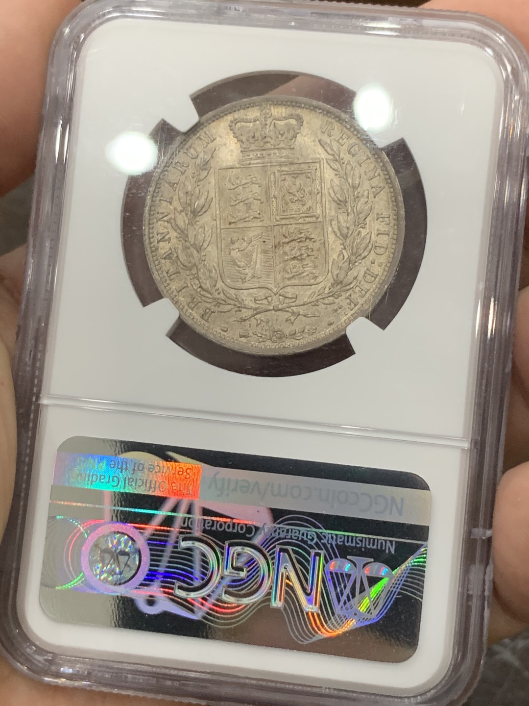 《竞宝斋》第76场-本周日，周一2场连拍（全场不限金额包邮） NGC-MS63 英国 1887年 小维半克朗 与常见的老维头像不同，该枚作为小维头像关门年，其珍惜性不是普通年份可比的。该枚钱币细节完好，包浆自然，是收藏与把玩的不错选择。