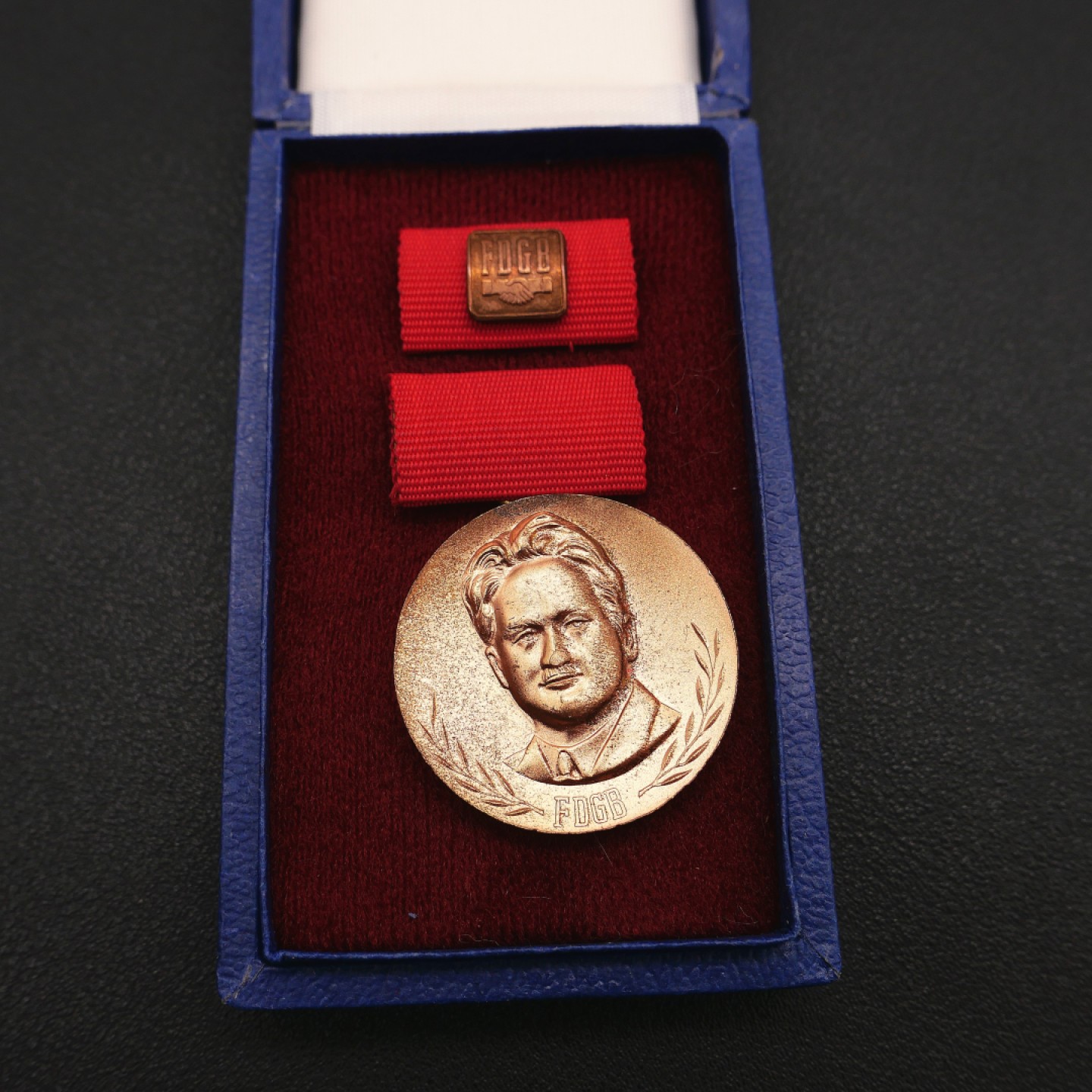 勋章奖章交易所7月23日拍卖 东德铜级赫克特奖章