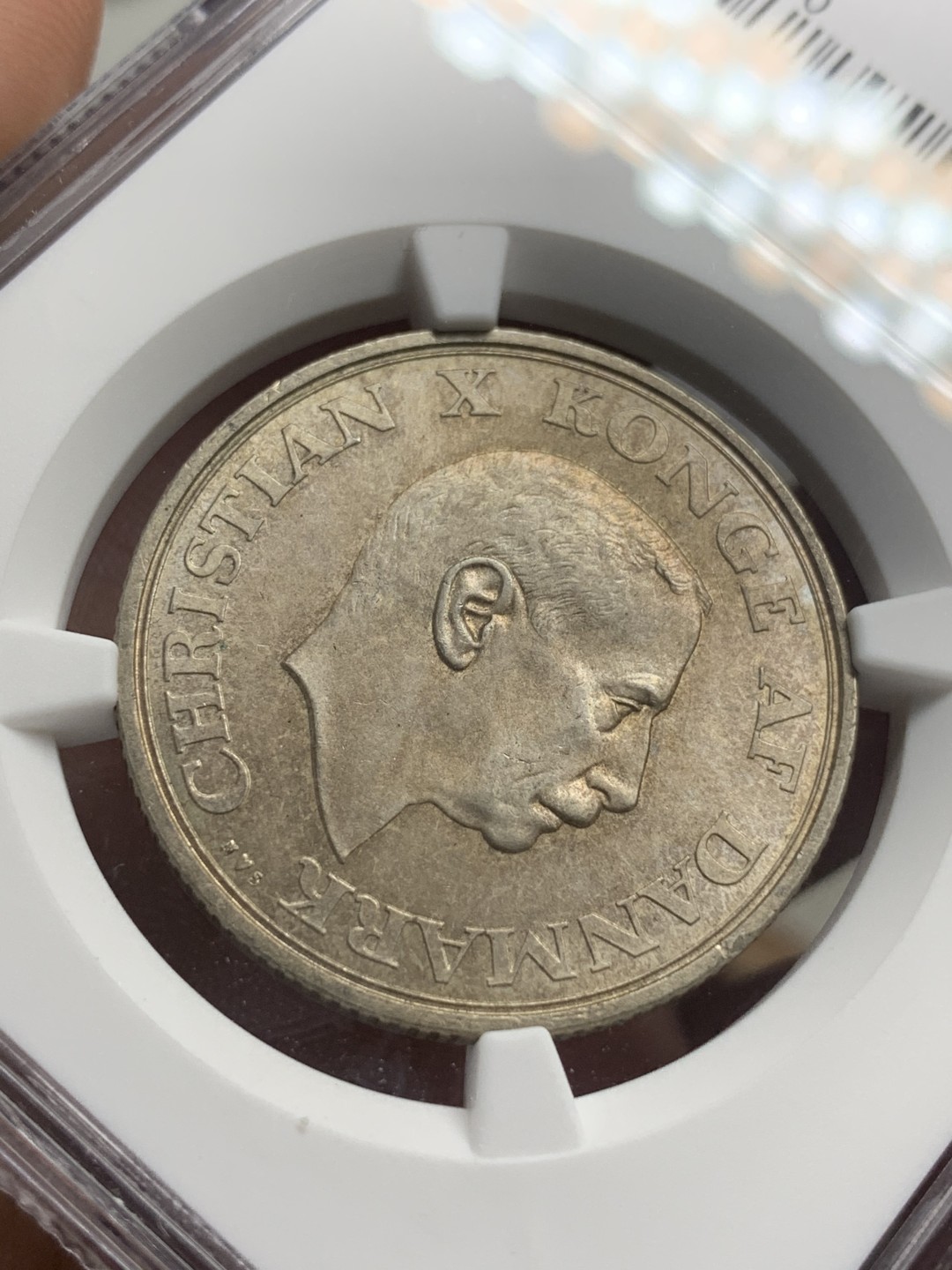 《竞宝斋》第76场-本周日，周一2场连拍（全场不限金额包邮） NGC-MS63 丹麦 1937年二十五周年纪念 2克朗 银币 一流状态少见品种