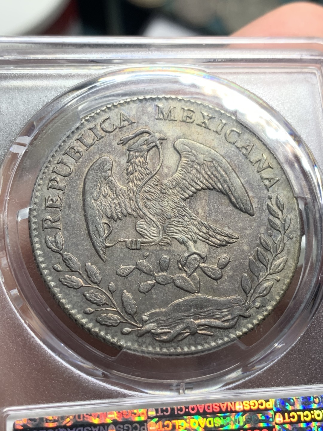 《竞宝斋》第76场-本周日，周一2场连拍（全场不限金额包邮） PCGS UNC鹰洋1877年GO FR 未流通 五彩包浆氧化极其到位、强转光，状态极其到位，非常可惜，幸运帽有上有划痕。
