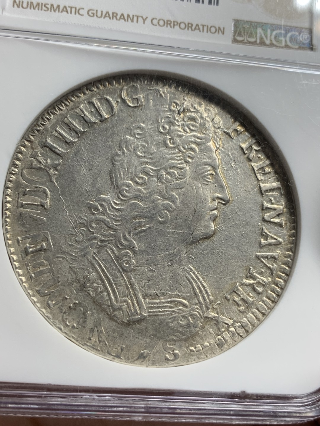 《竞宝斋》第76场-本周日，周一2场连拍（全场不限金额包邮） NGC AU58 1704年法国路易十四埃居 亚军分，黄油光深打无减重，这个版本全部是在旧币上重新压制，能有这个状态非常难得