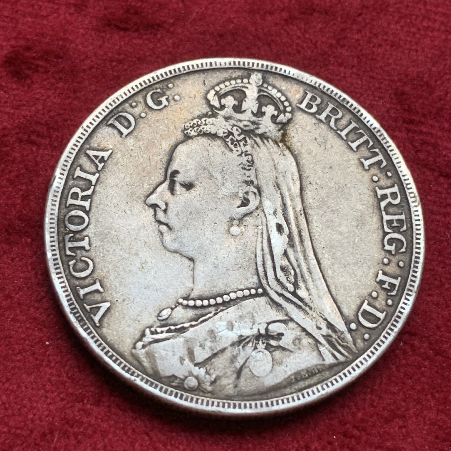 《竞宝斋》第76场-本周日，周一2场连拍（全场不限金额包邮） 英国 1892年 维多利亚 高冠版 克朗马剑银币 双面老包浆细节好