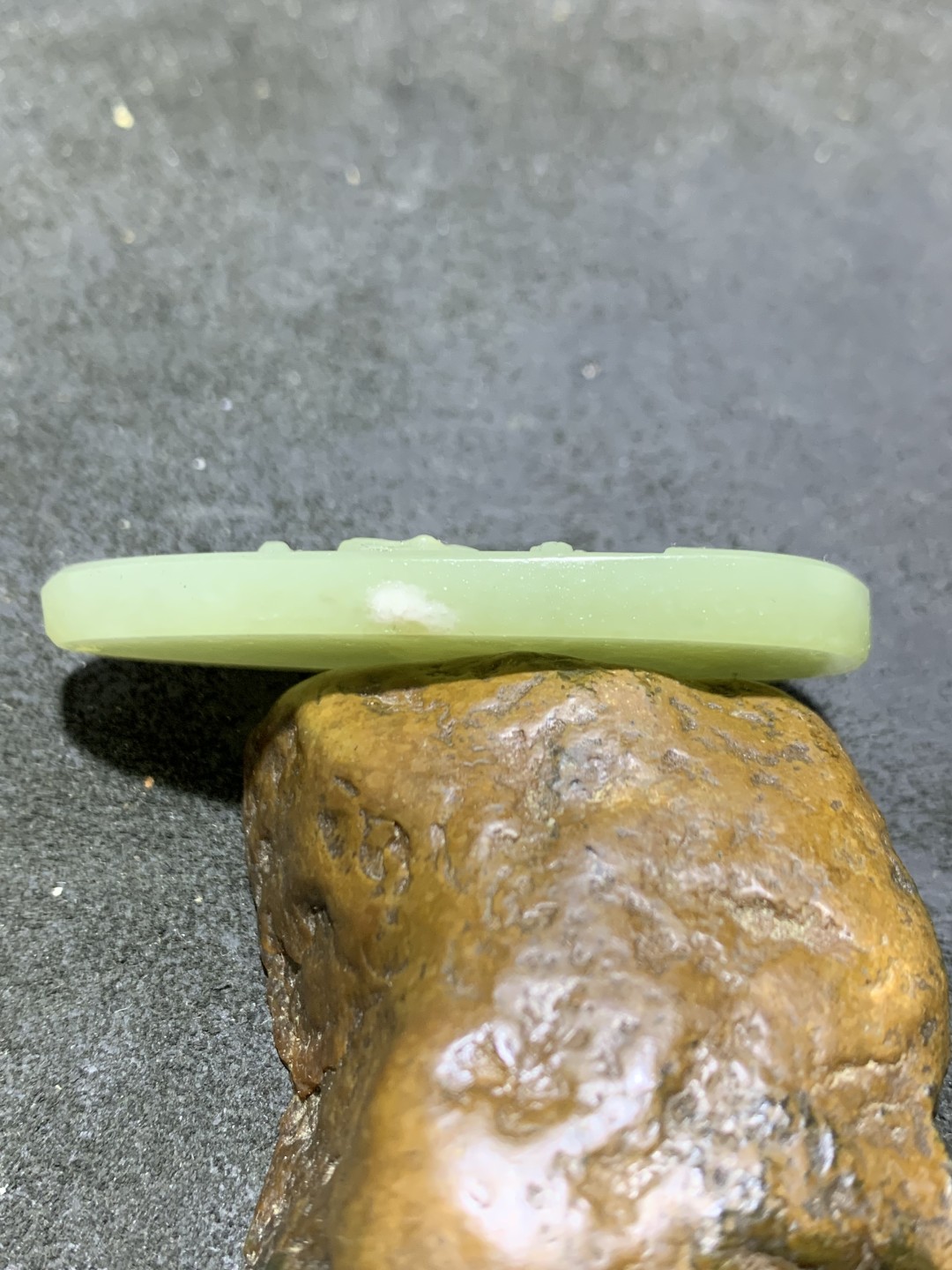 精美和田玉雕刻跃马牌子一个，