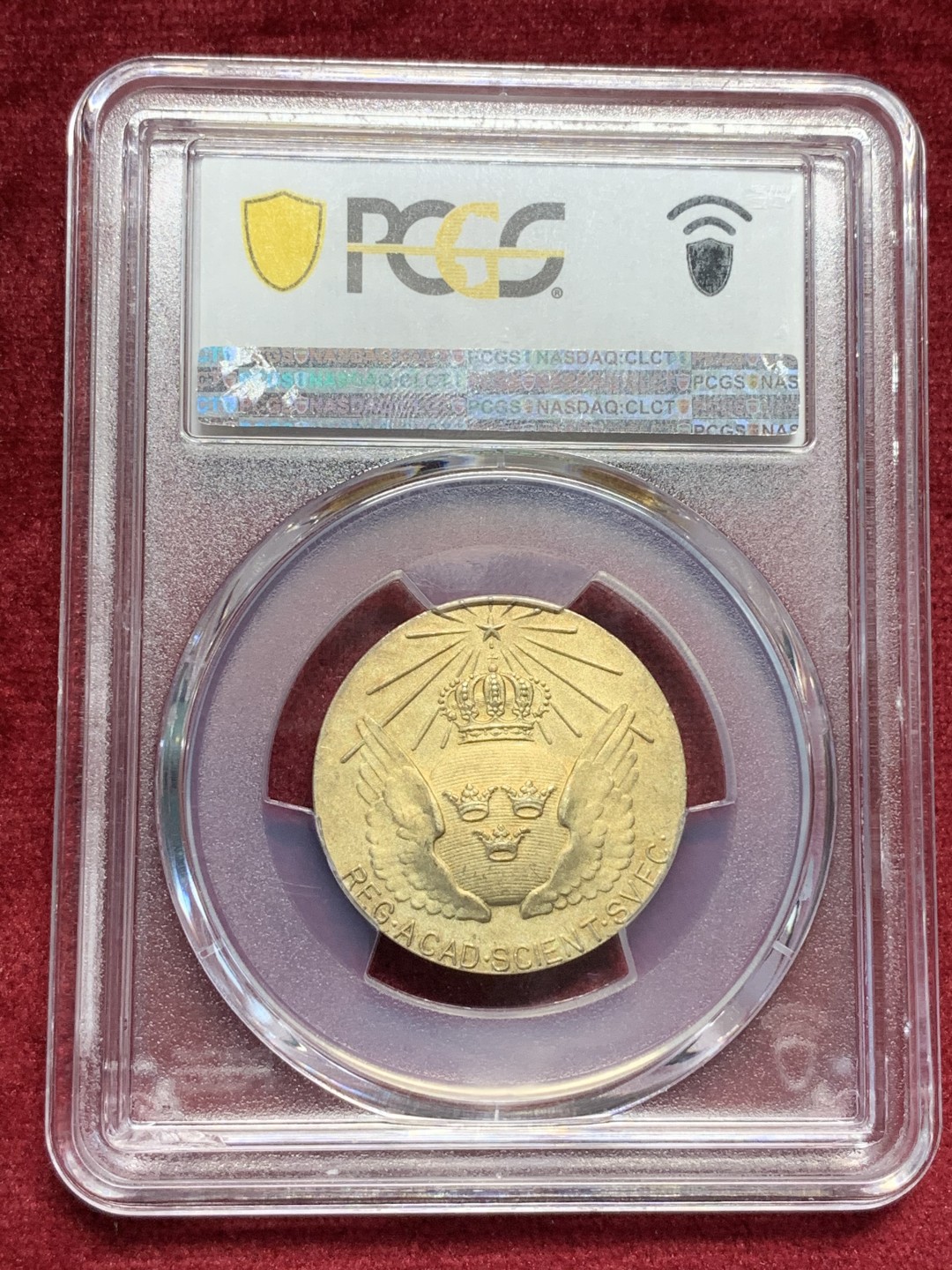 《竞宝斋》第76场-本周日，周一2场连拍（全场不限金额包邮） PCGS SP64 1996-2000年间瑞典诺贝尔物理学和化学奖评审委员会镀金银章，盒子背面左下有磕