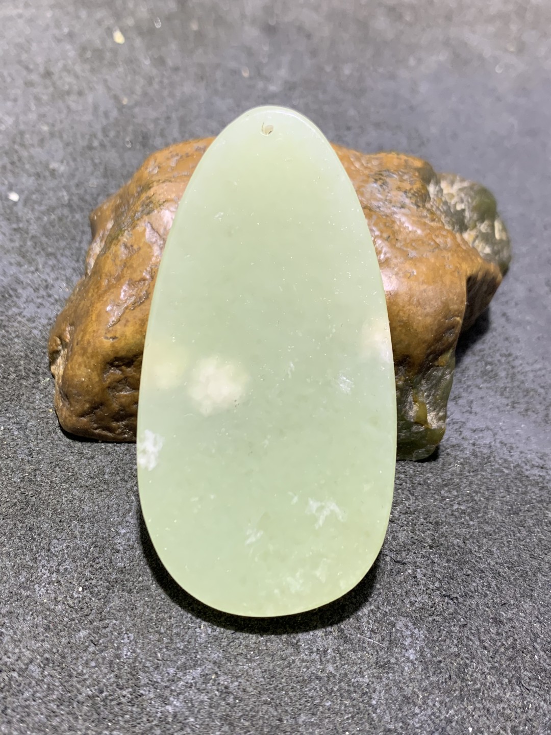 精美和田玉雕刻跃马牌子一个，