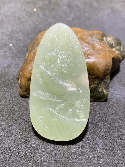 精美和田玉雕刻跃马牌子一个， - 精美和田玉雕刻跃马牌子一个，