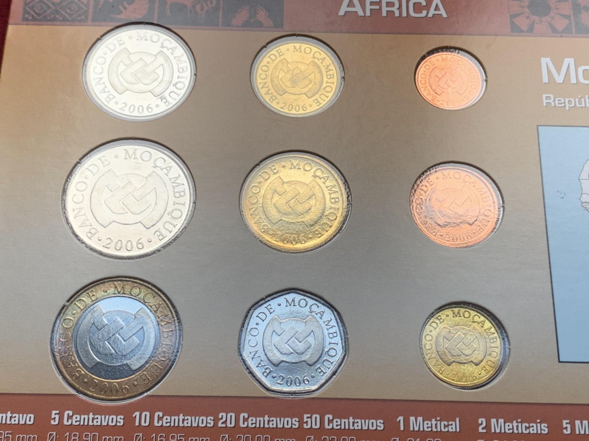 《竞宝斋》第76场-本周日，周一2场连拍（全场不限金额包邮） 莫桑比克2006年清年份套币全套BU，带币商证书一张