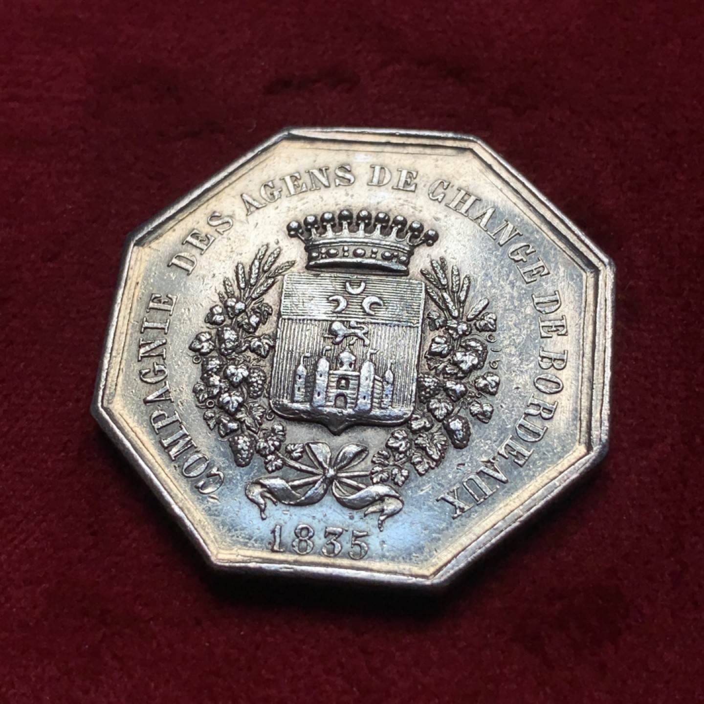 《竞宝斋》第76场-本周日，周一2场连拍（全场不限金额包邮） 法国1835年波尔多股票公司八角银章，18克35mm手指AR边铭