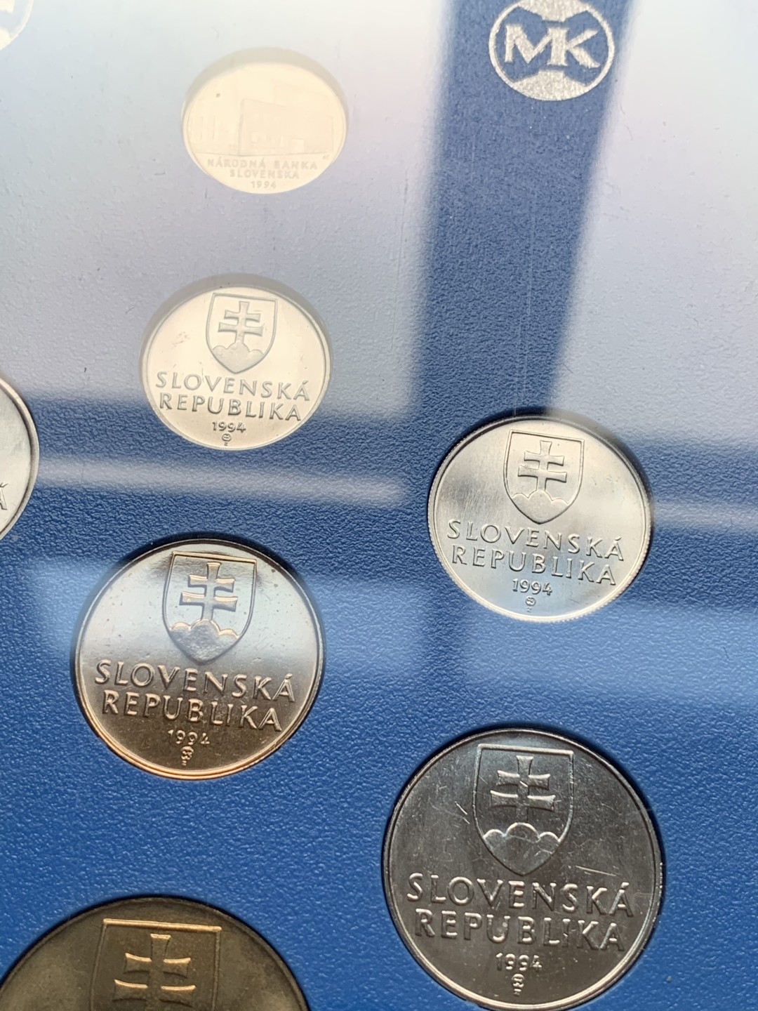 《竞宝斋》第76场-本周日，周一2场连拍（全场不限金额包邮） 原包装斯洛伐克1994年7枚套币带纪念章一枚