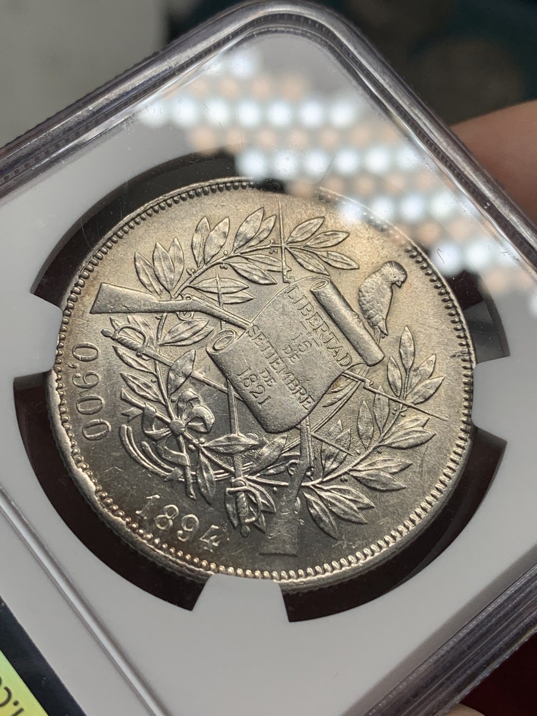 《竞宝斋》第76场-本周日，周一2场连拍（全场不限金额包邮） NGC-AU58 1894年 危地马拉坐人拿花 1比索大银币 很棒的高点和细节，可以尝试博更高的分数。au没分的都要1000+了，这枚绝对的性价比之选