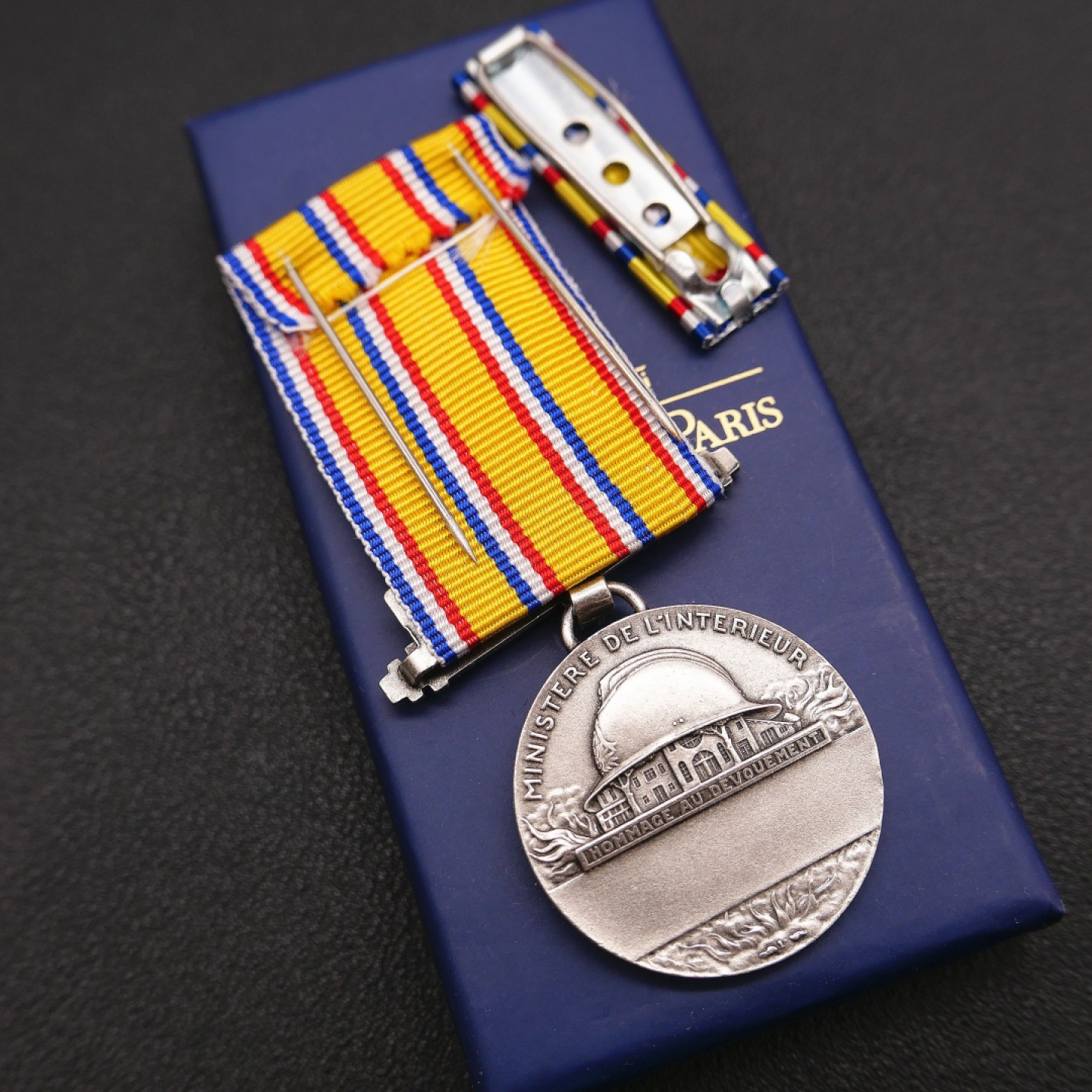 勋章奖章交易所7月23日拍卖 银质全套法国银级消防奖章