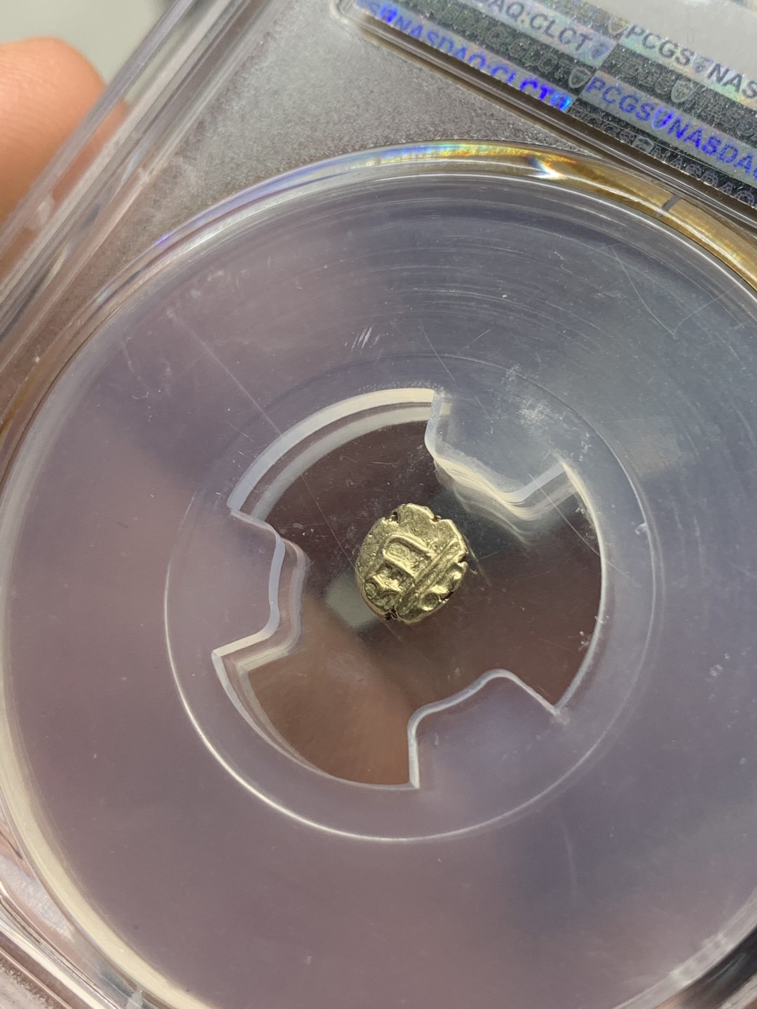 《竞宝斋》第76场-本周日，周一2场连拍（全场不限金额包邮） PCGS MS63 原光印度1638-1662年间迈索尔1法南金币，正面毗湿奴神像，背面印度文字，盒子背面有小磕