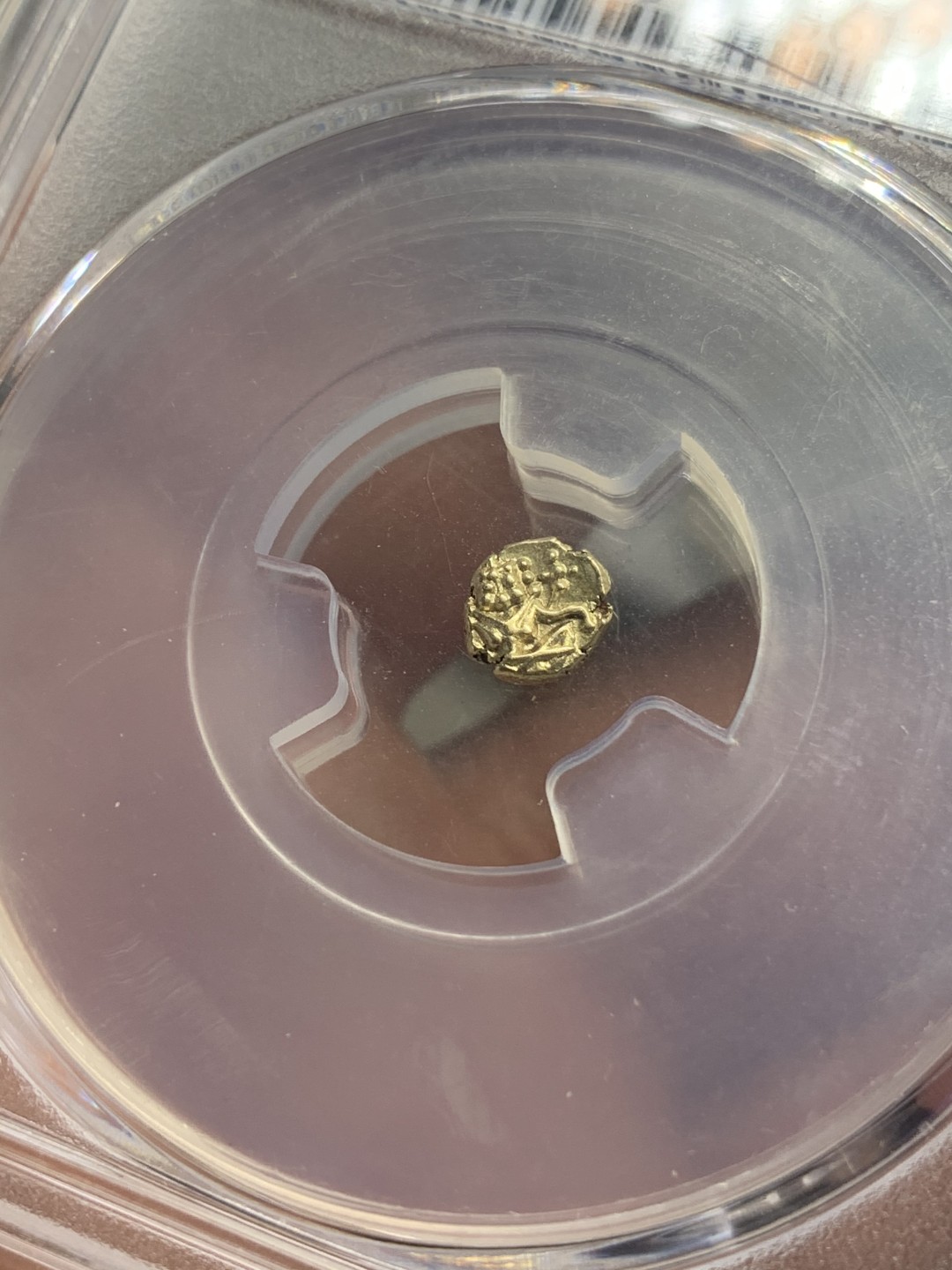 《竞宝斋》第76场-本周日，周一2场连拍（全场不限金额包邮） PCGS MS63 原光印度1638-1662年间迈索尔1法南金币，正面毗湿奴神像，背面印度文字，盒子背面有小磕