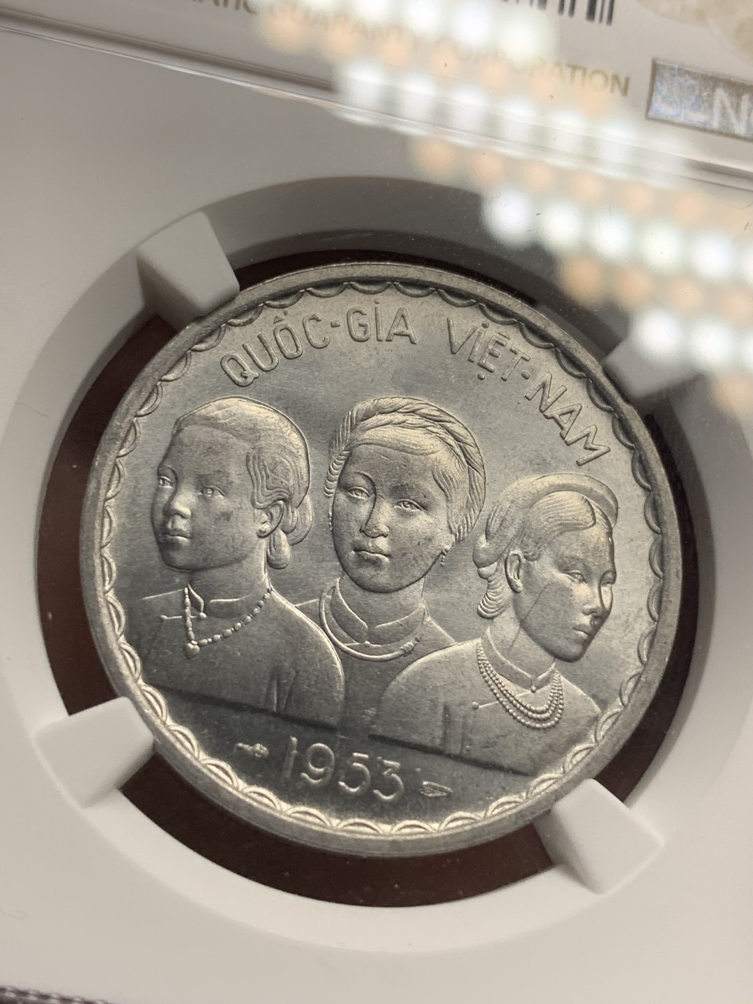 《竞宝斋》第76场-本周日，周一2场连拍（全场不限金额包邮） NGC MS65 越南/南越1953年50XU三姐妹双龙大铝币，高分热门品种，强转光品相完美