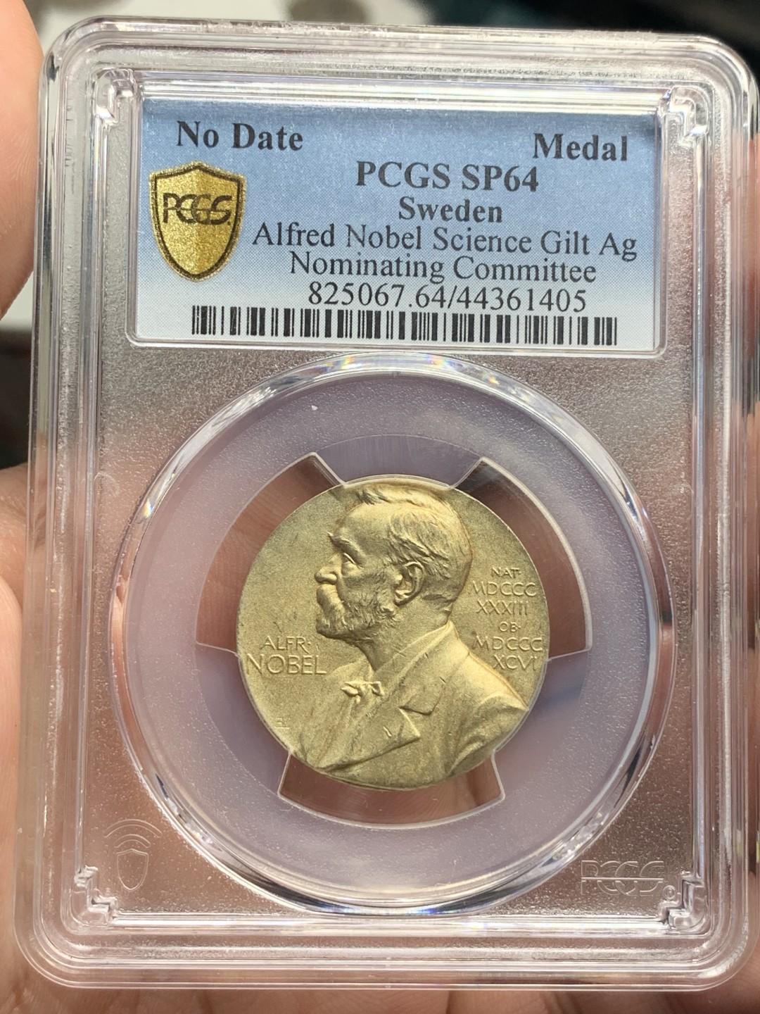 《竞宝斋》第76场-本周日，周一2场连拍（全场不限金额包邮） PCGS SP64 1996-2000年间瑞典诺贝尔物理学和化学奖评审委员会镀金银章，盒子背面左下有磕