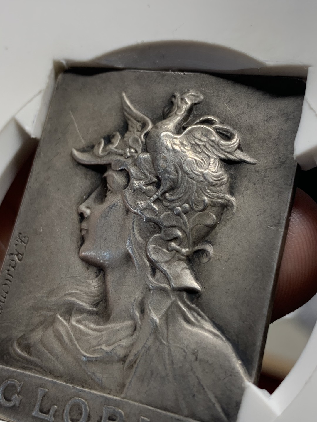 《竞宝斋》第76场-本周日，周一2场连拍（全场不限金额包邮） 法国 1880年代 雄鸡柯林斯头盔女神 Rasummy作品 45×34mm  950银33.95g 状态很不错