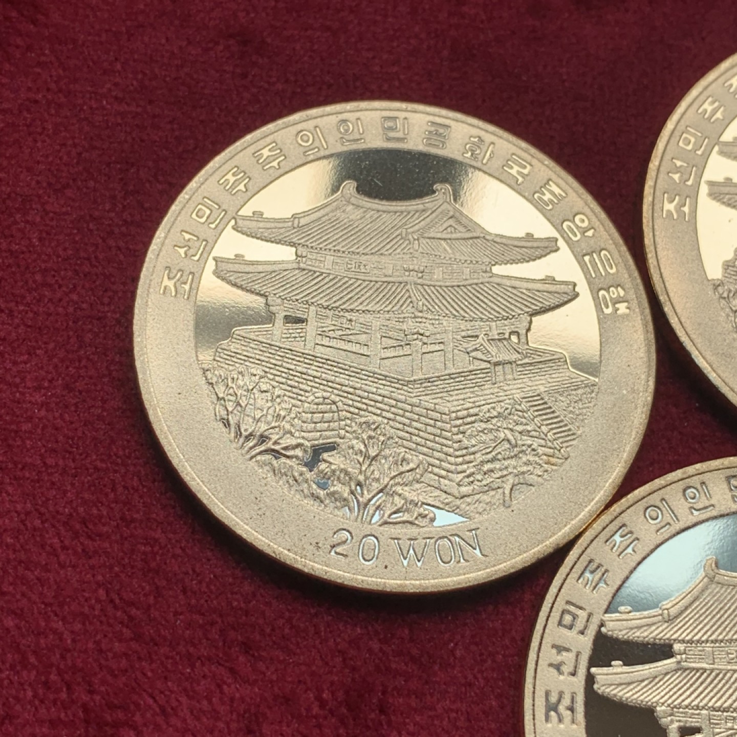 《竞宝斋》第76场-本周日，周一2场连拍（全场不限金额包邮） 2003年 朝鲜-火车 铜币 3枚全 发行量3000枚