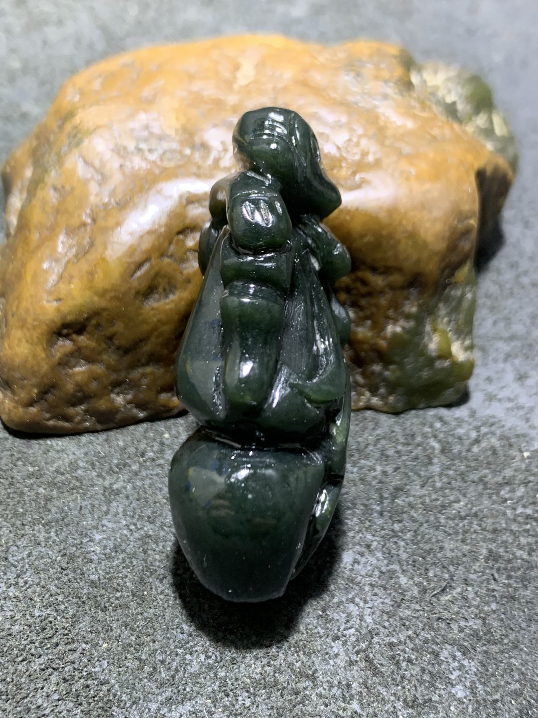 天然新疆和田青玉雕颗葫芦猴一个，寓意（福禄侯）