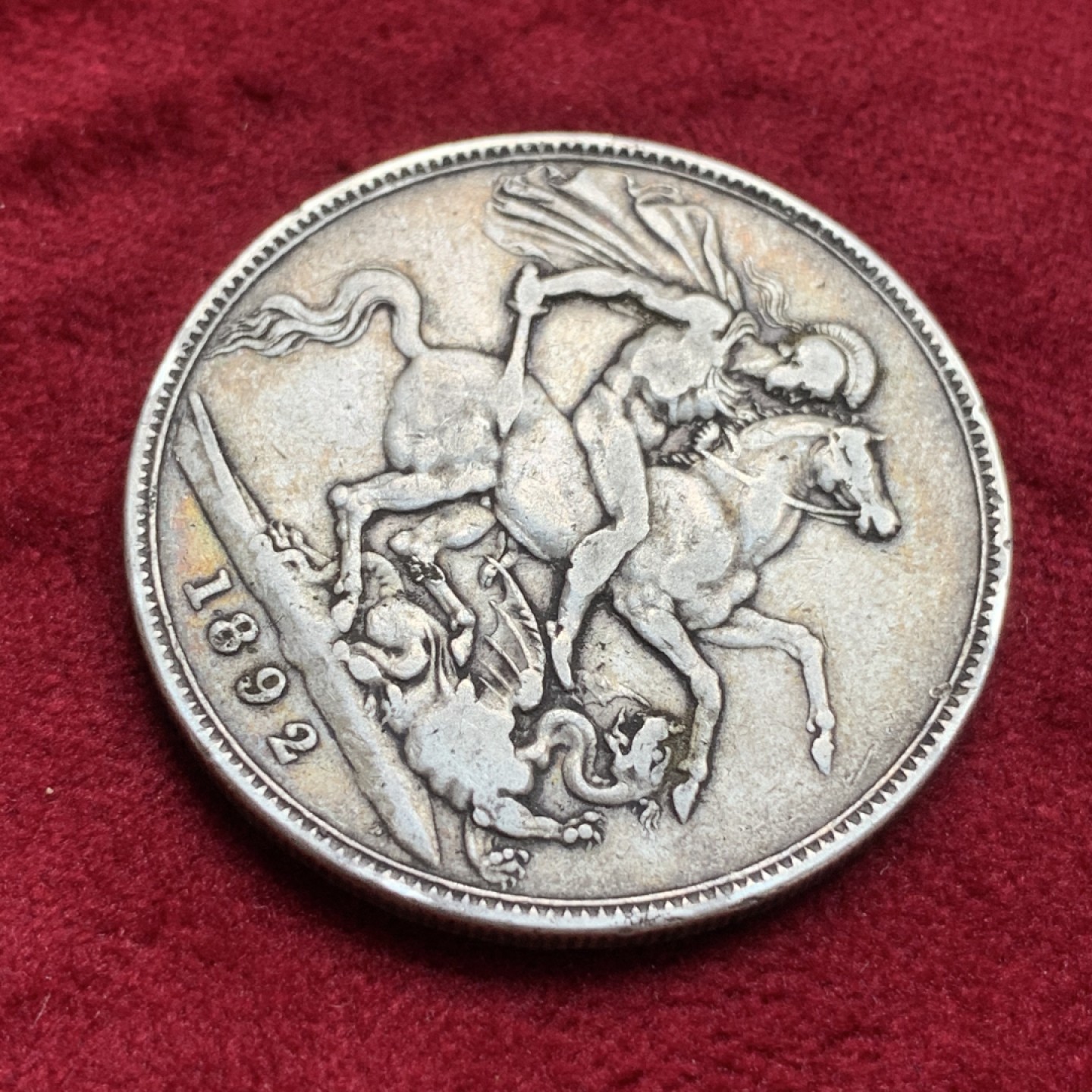 《竞宝斋》第76场-本周日，周一2场连拍（全场不限金额包邮） 英国 1892年 维多利亚 高冠版 克朗马剑银币 双面老包浆细节好