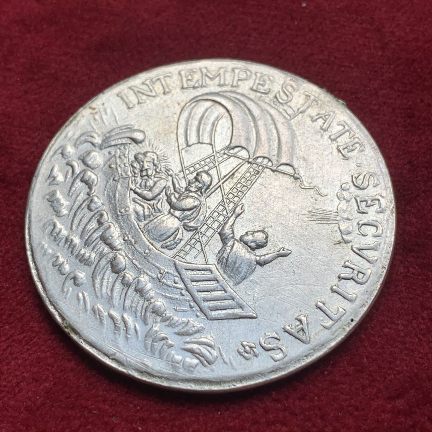 《竞宝斋》第76场-本周日，周一2场连拍（全场不限金额包邮） 屠龙 章 直径38.2mm 顶上有焊点 工艺不错  材质不明 细节见图