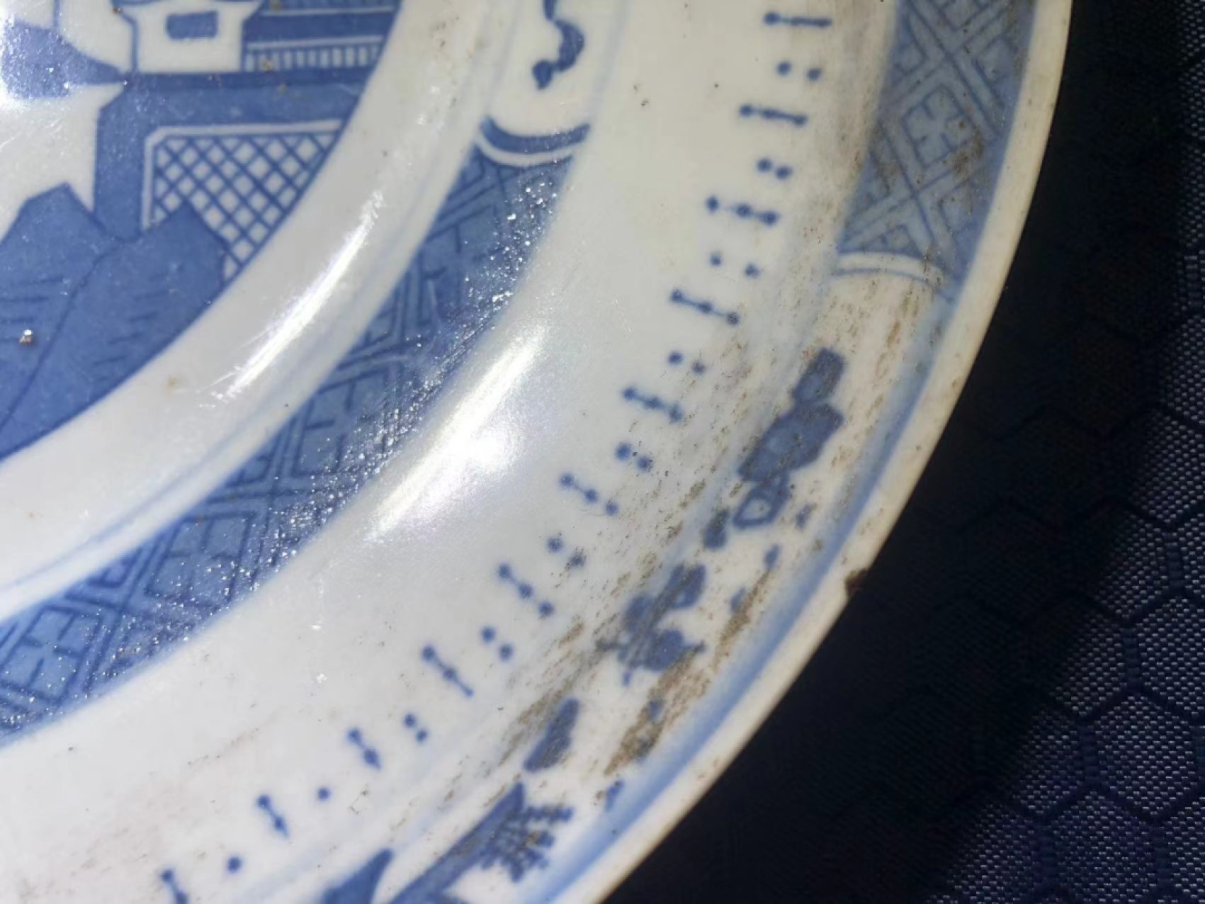 老盘子两块，边有小磕，如图