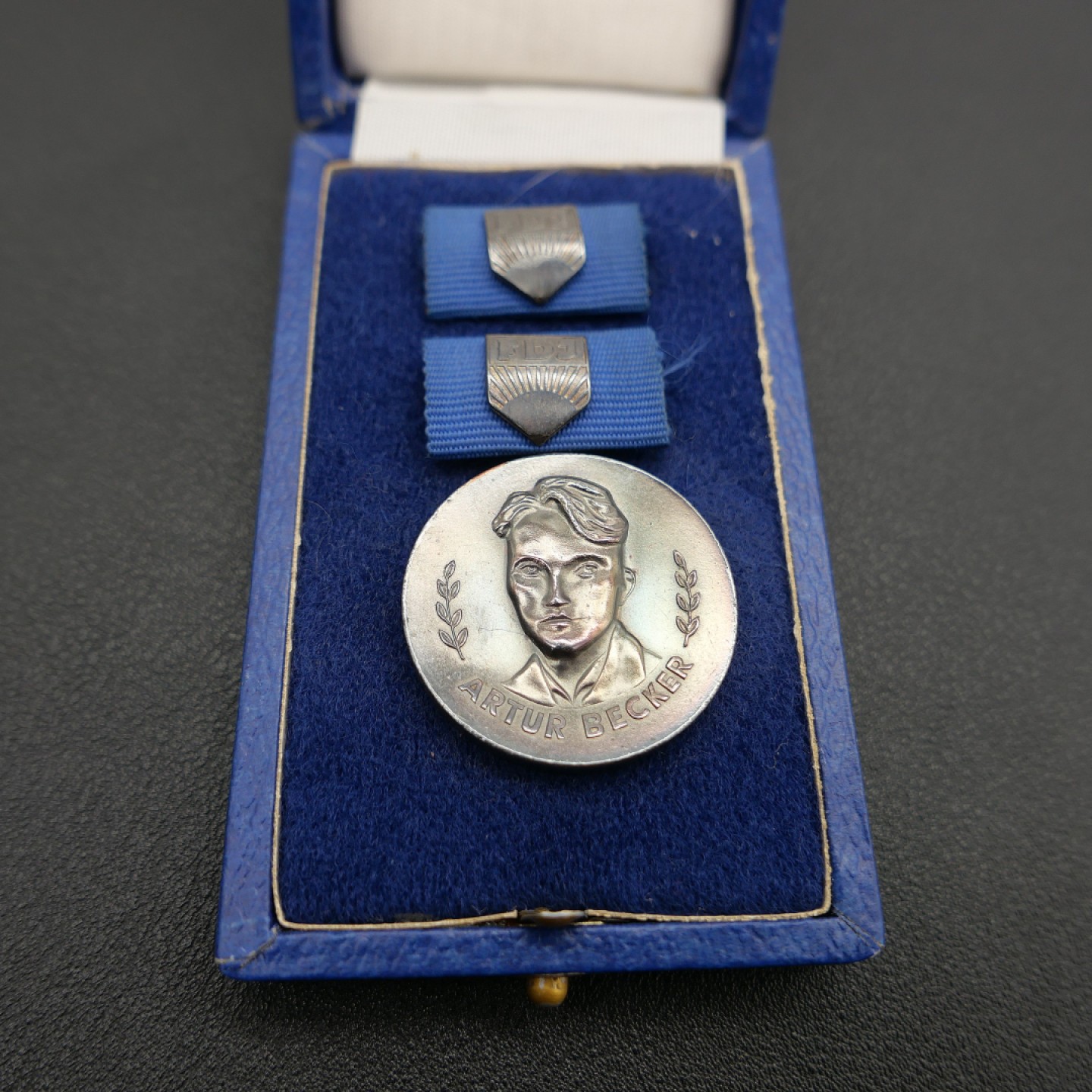 勋章奖章交易所7月23日拍卖 东德银级贝克尔奖章