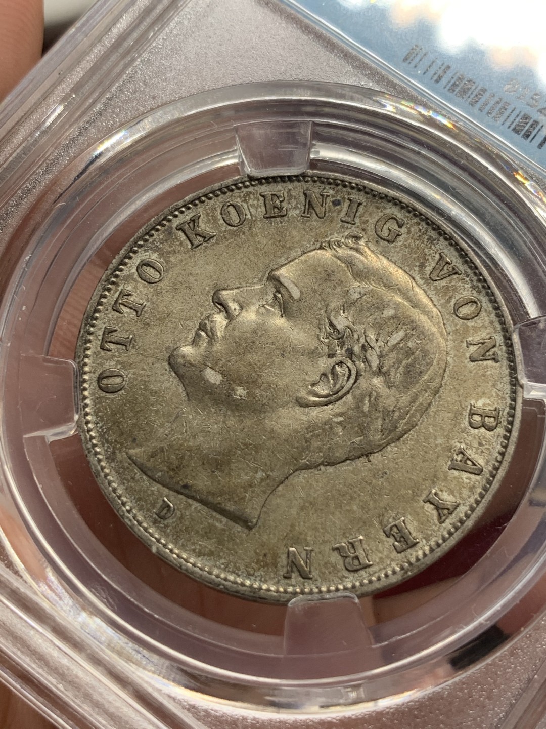 《竞宝斋》第76场-本周日，周一2场连拍（全场不限金额包邮） 保粹 MS61 德国 1910 巴伐利亚 奥托国王 3马克。酱彩包浆，高点俱在。