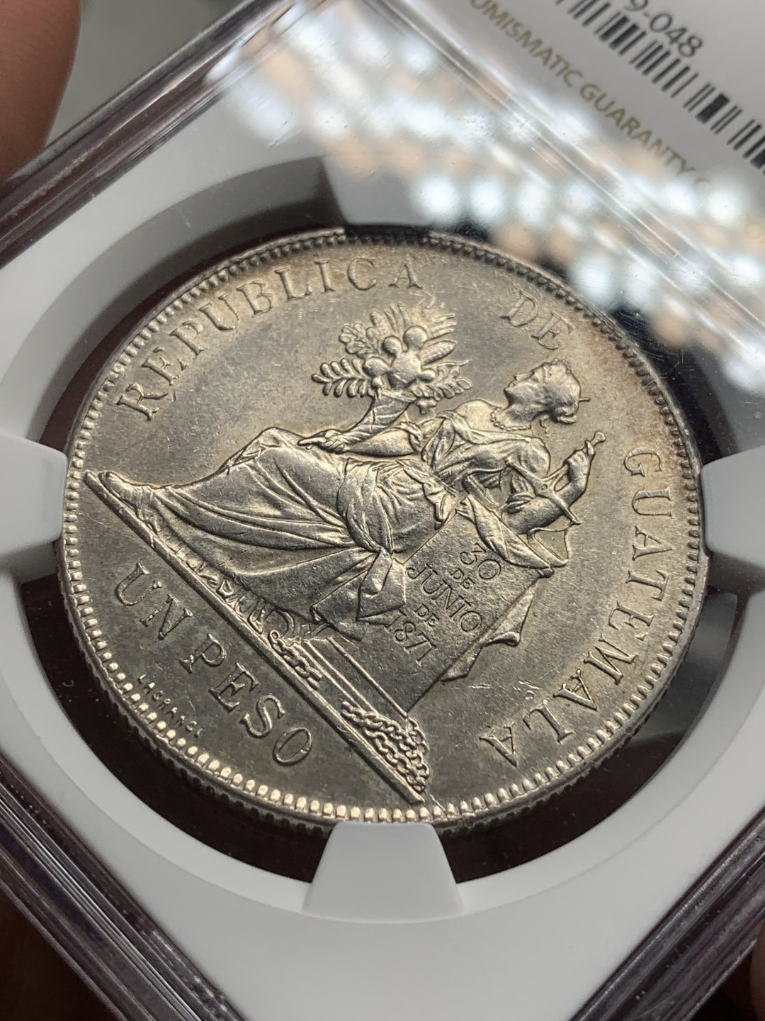 《竞宝斋》第76场-本周日，周一2场连拍（全场不限金额包邮） NGC-AU58 1894年 危地马拉坐人拿花 1比索大银币 很棒的高点和细节，可以尝试博更高的分数。au没分的都要1000+了，这枚绝对的性价比之选