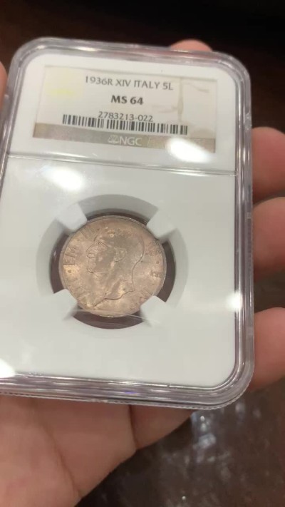 《竞宝斋》第76场-本周日，周一2场连拍（全场不限金额包邮） NGC MS64意大利王国1936年5里拉，强转光，极好的状态。