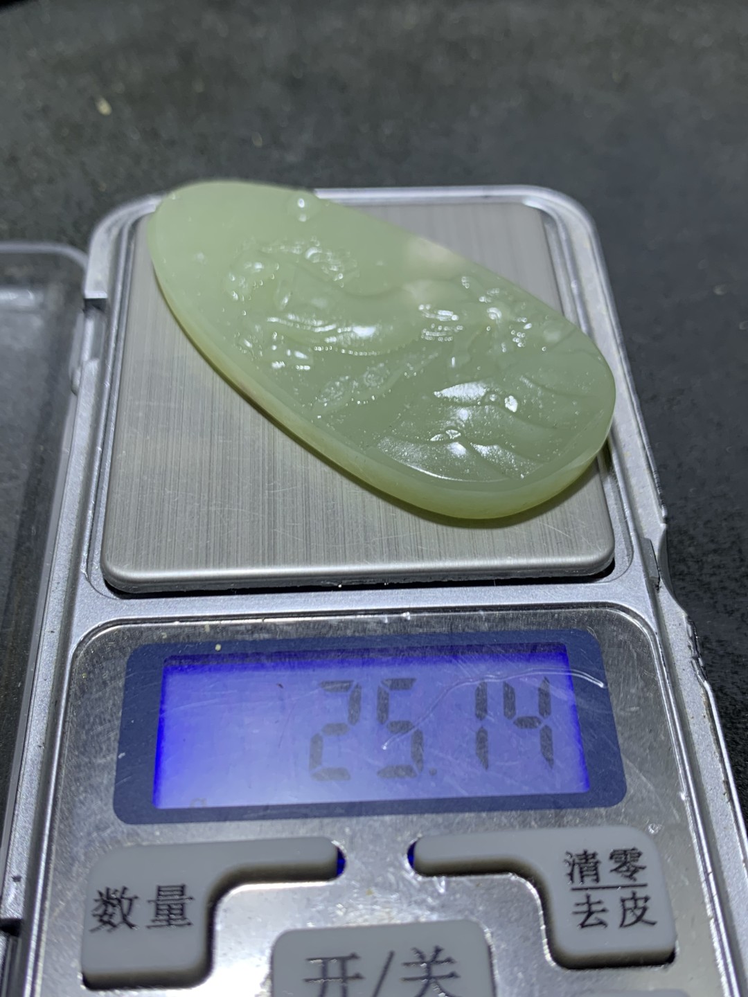 精美和田玉雕刻跃马牌子一个，