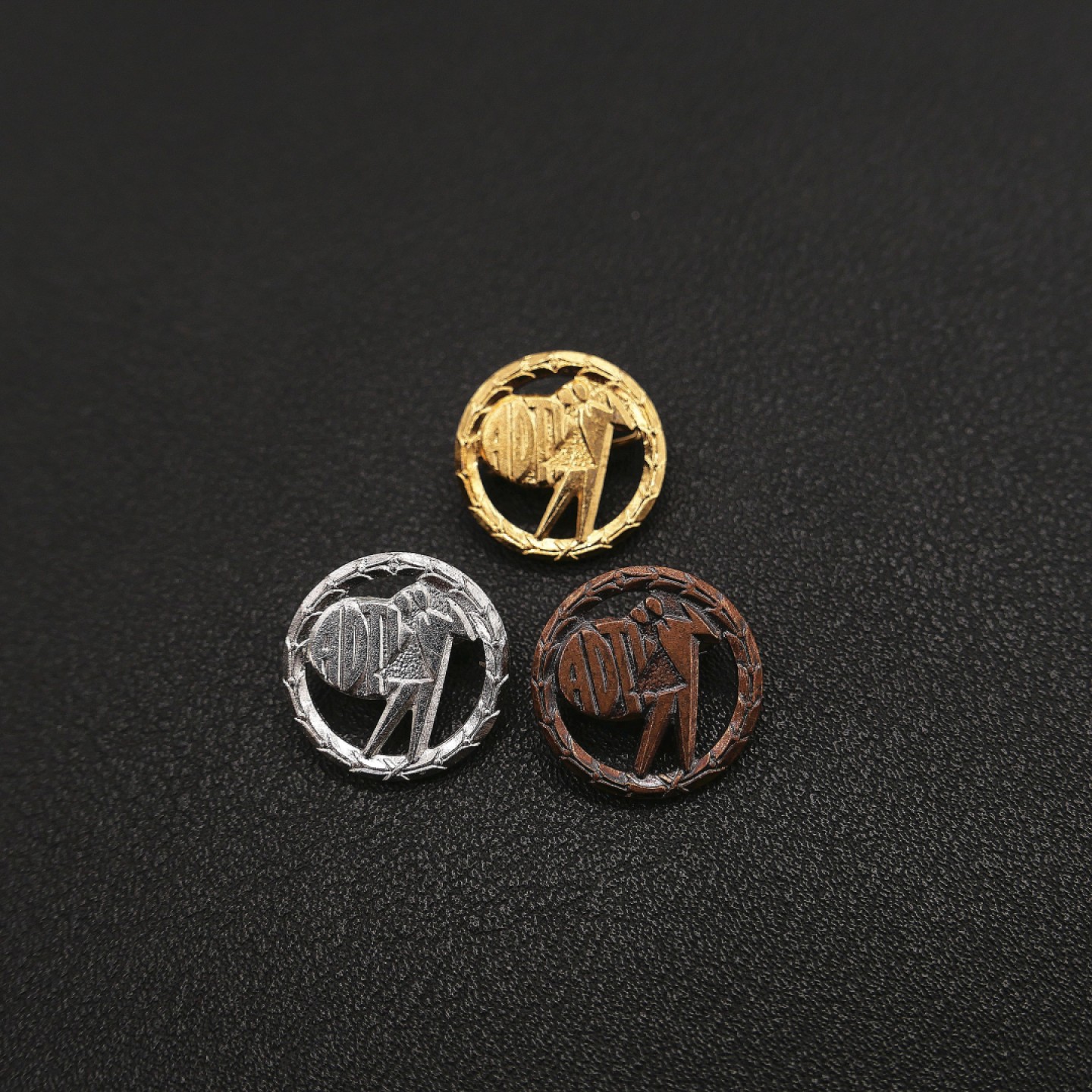 勋章奖章交易所7月23日拍卖 东德徽章一组